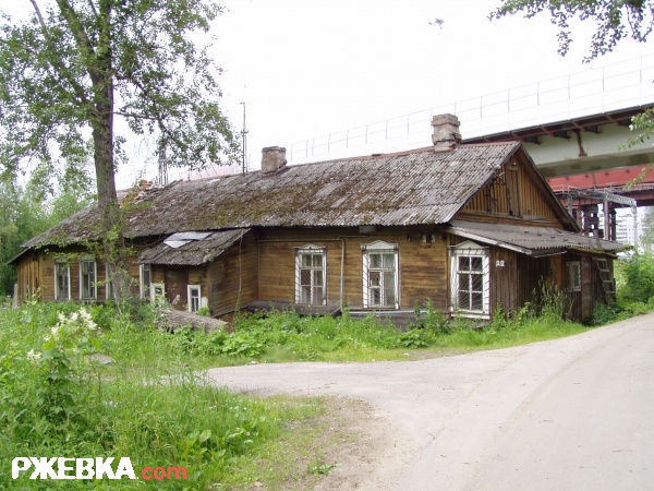 Стоит избушка но не на опушке